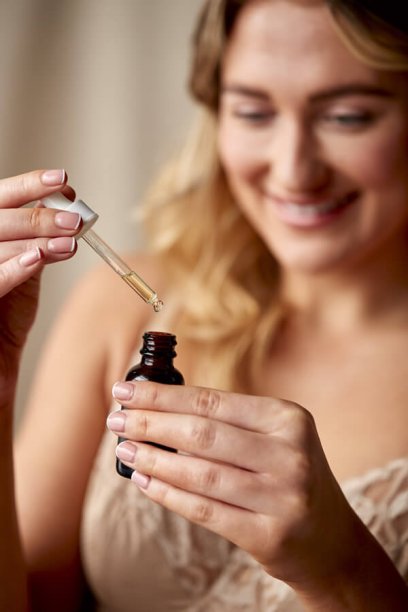 mujer usando cosmética natural en Eibar